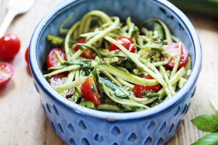 upfit-zucchinispaghetti-mit-tomate-rezept